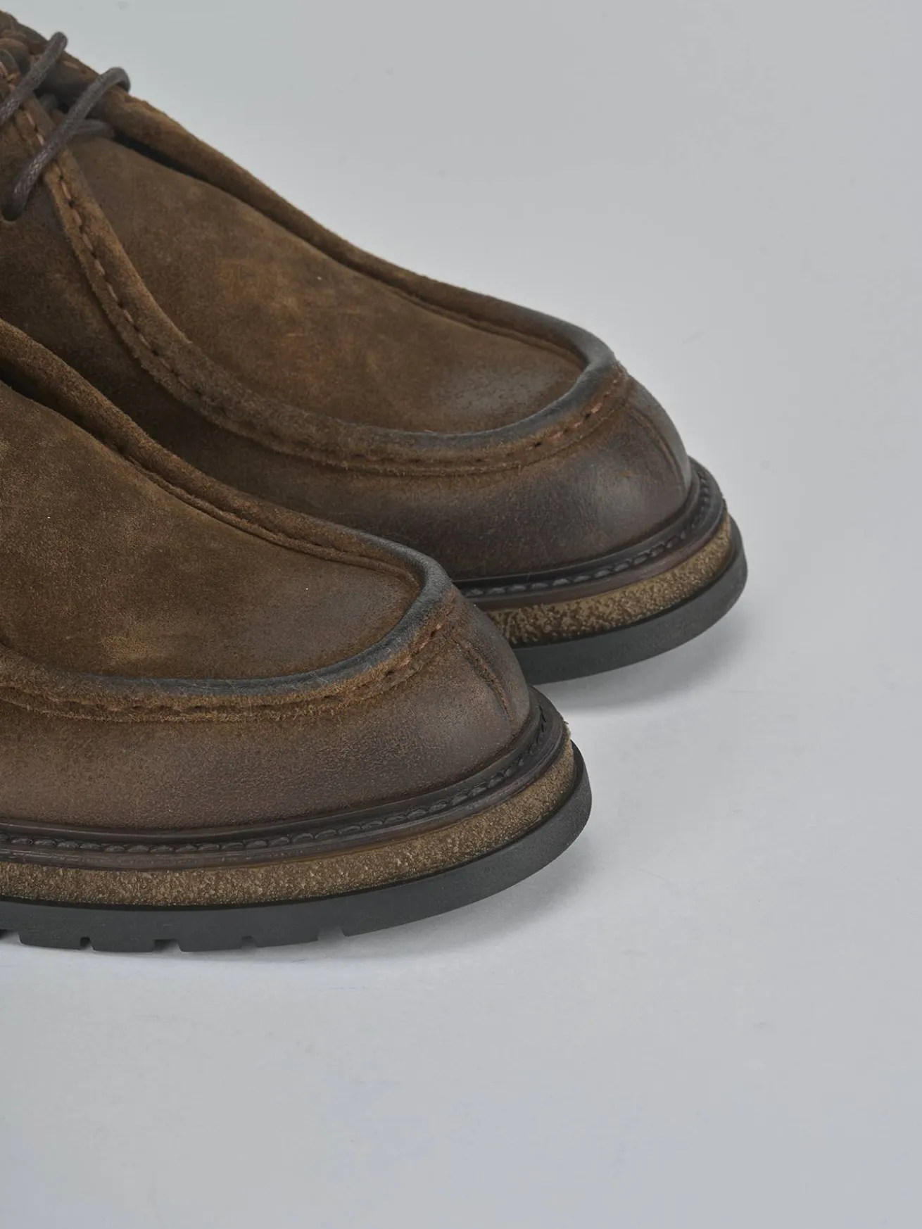 Stringate camoscio marrone