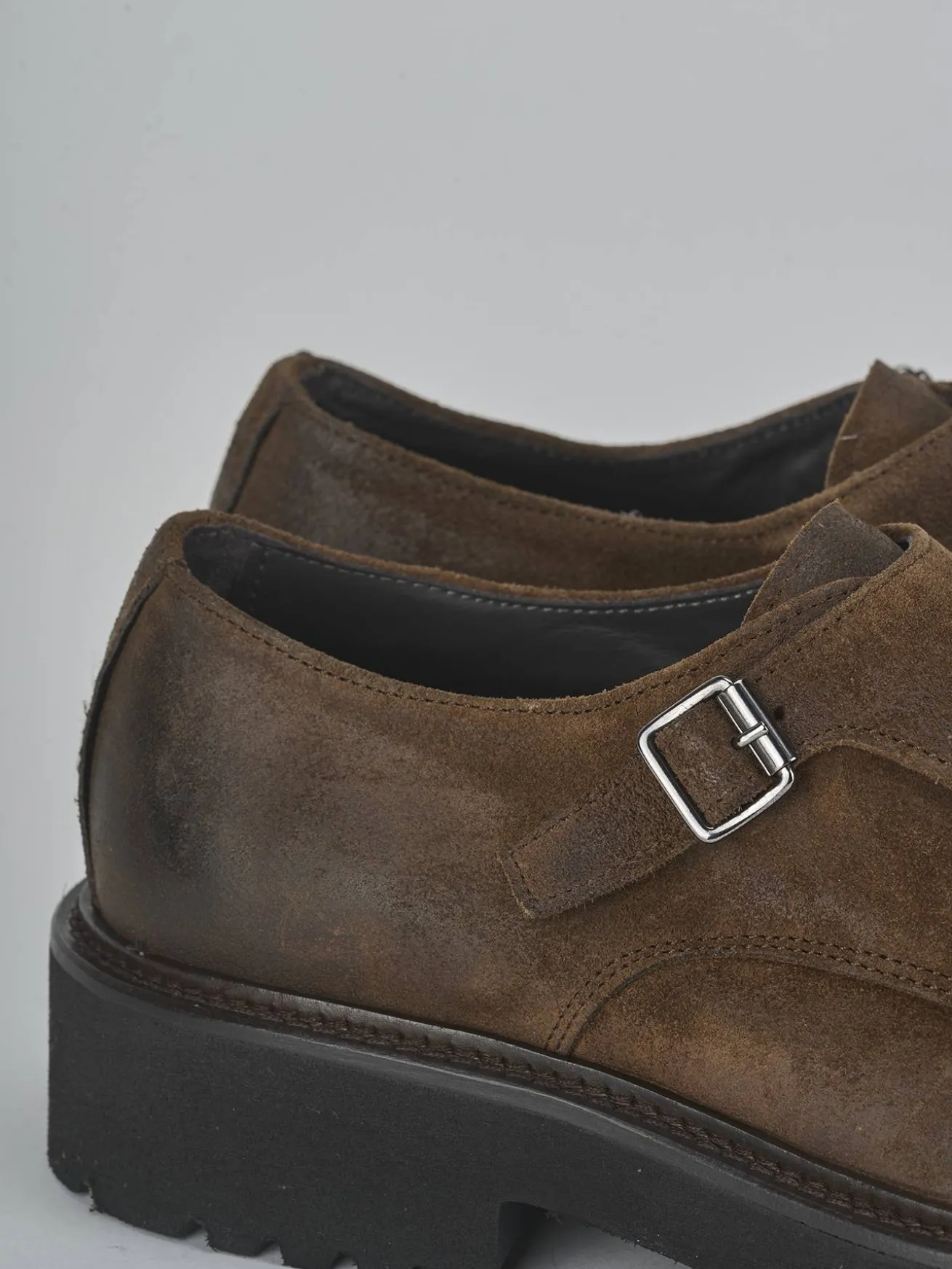 Stringate camoscio marrone