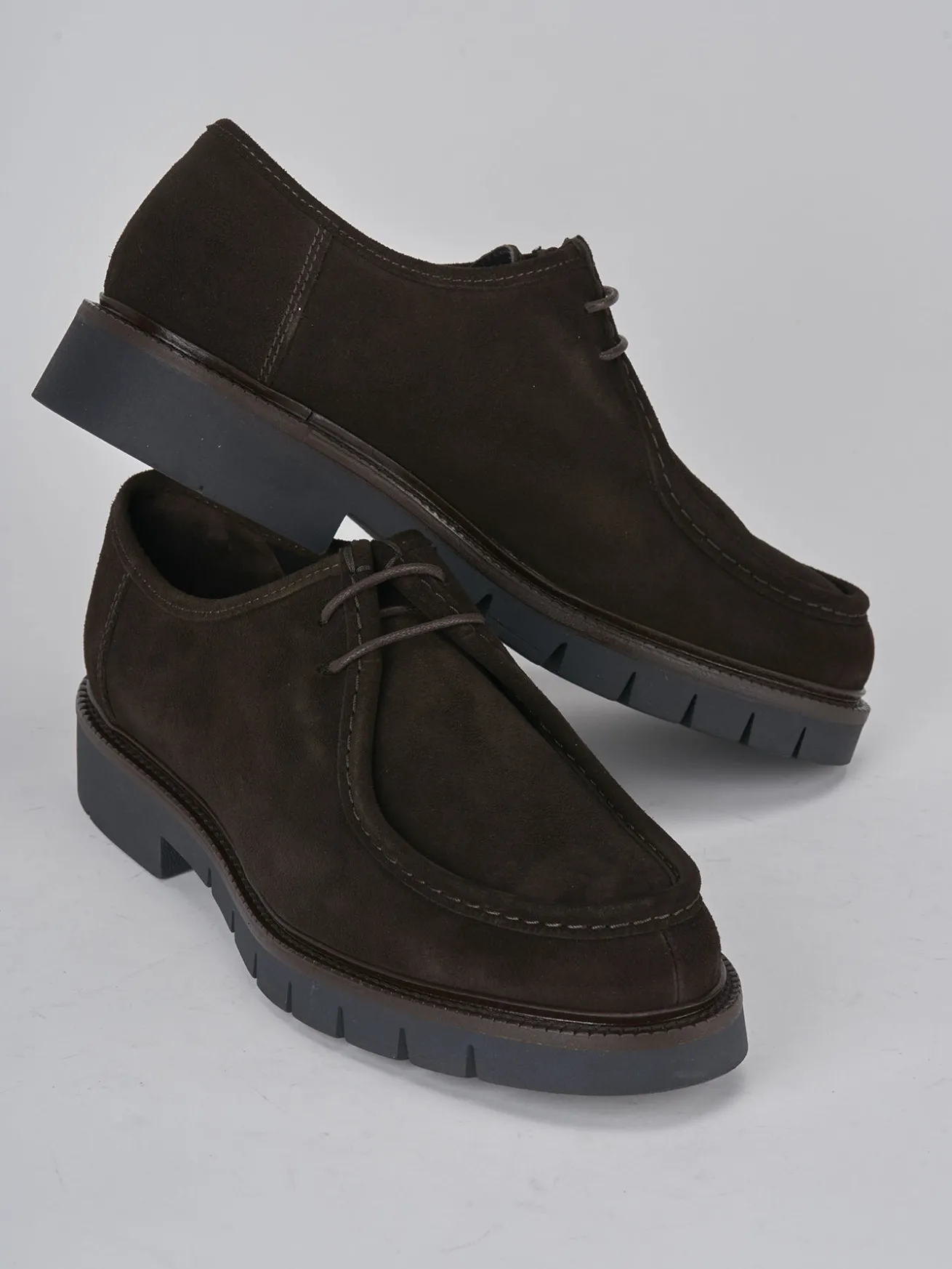 Stringate camoscio testa