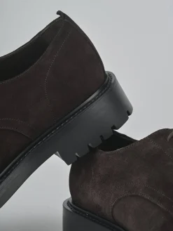 Stringate camoscio testa