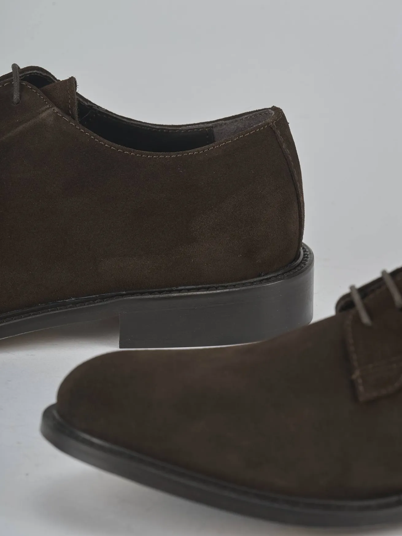 Stringate camoscio testa