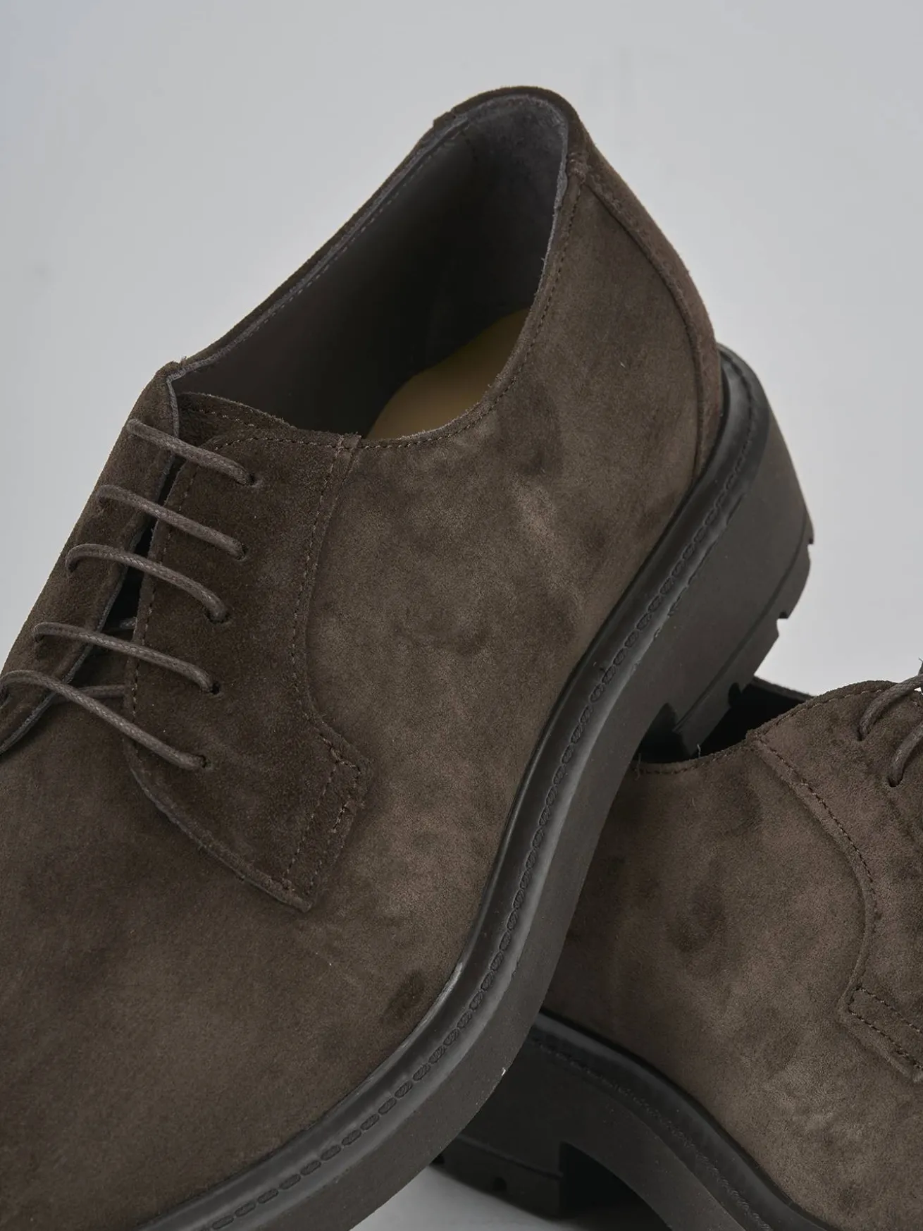 Stringate camoscio testa