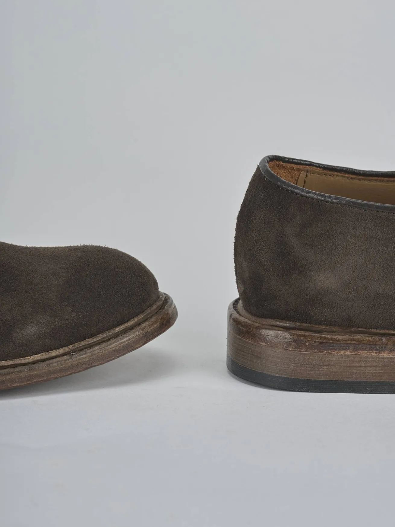 Stringate camoscio testa