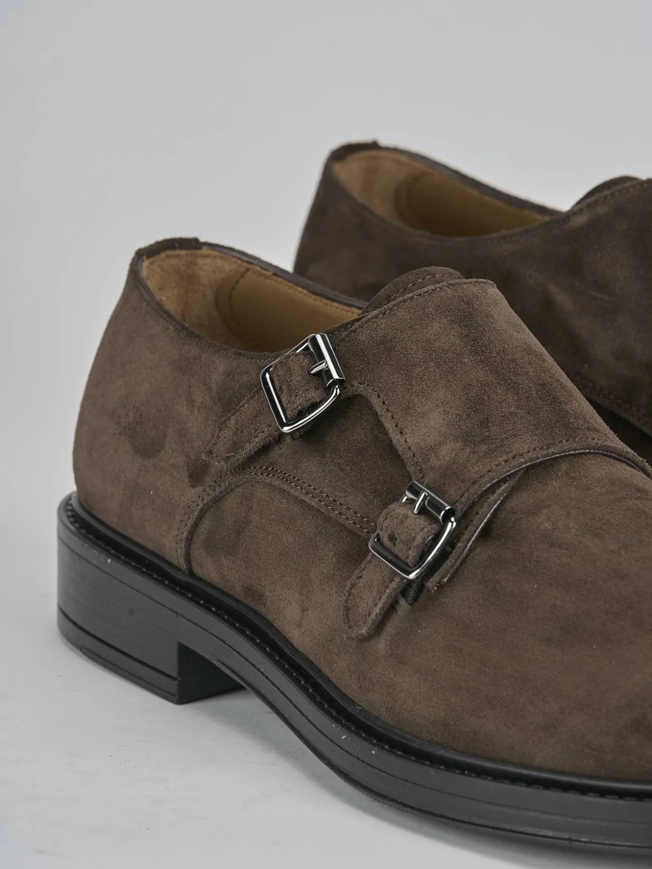 Stringate camoscio testa