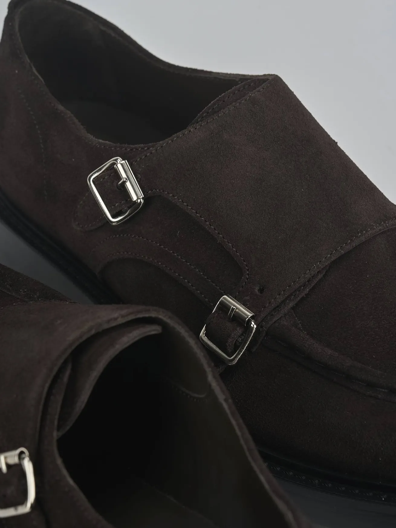 Stringate camoscio testa