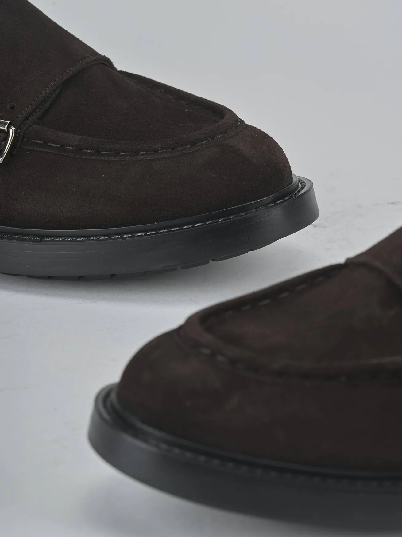 Stringate camoscio testa