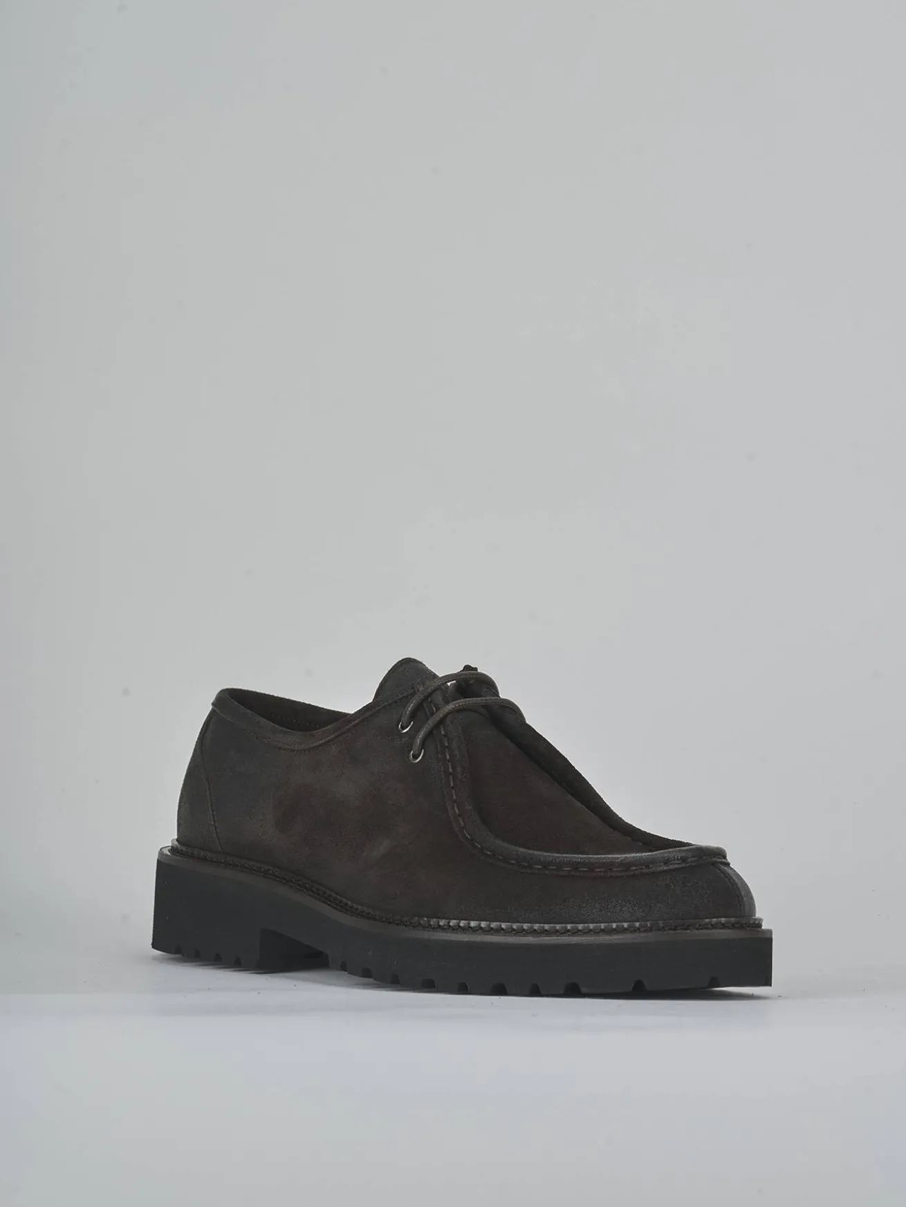 Stringate camoscio testa