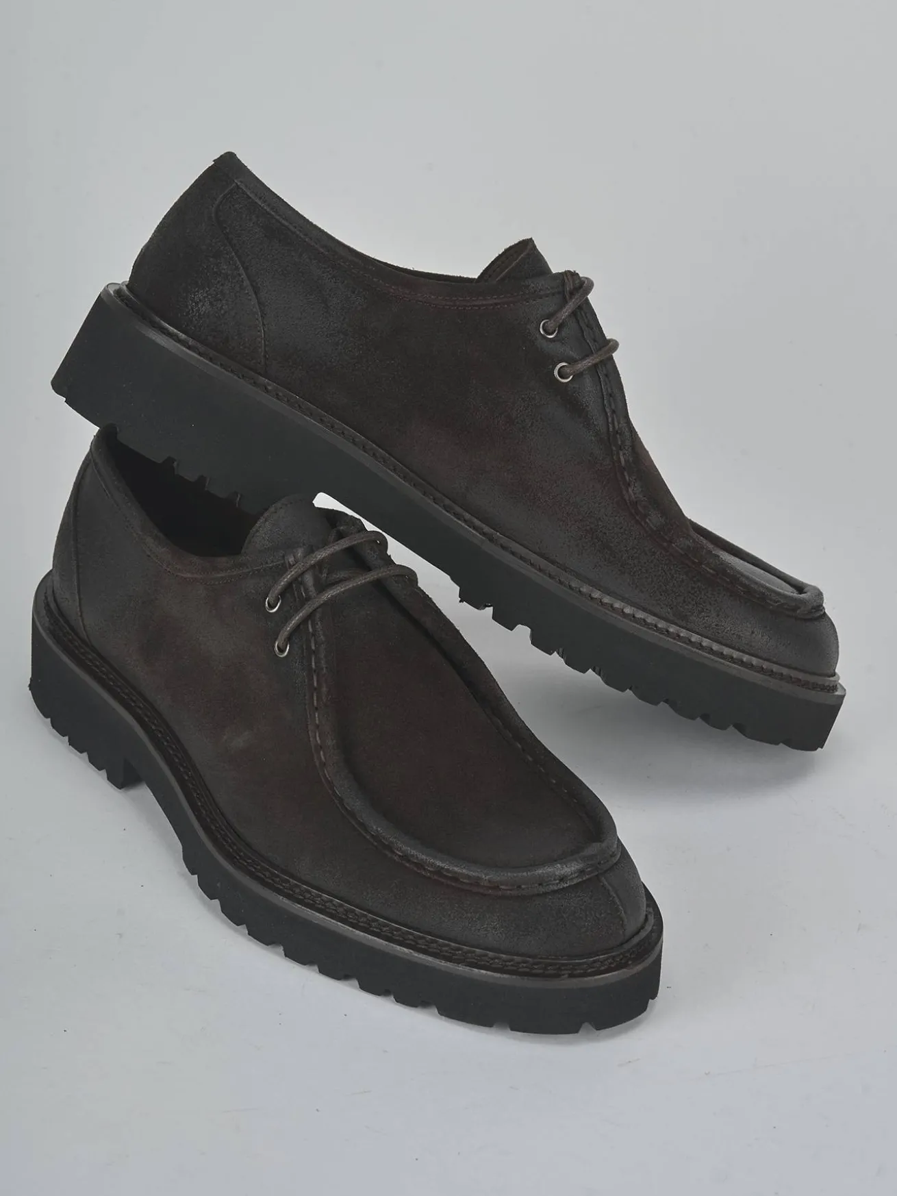 Stringate camoscio testa