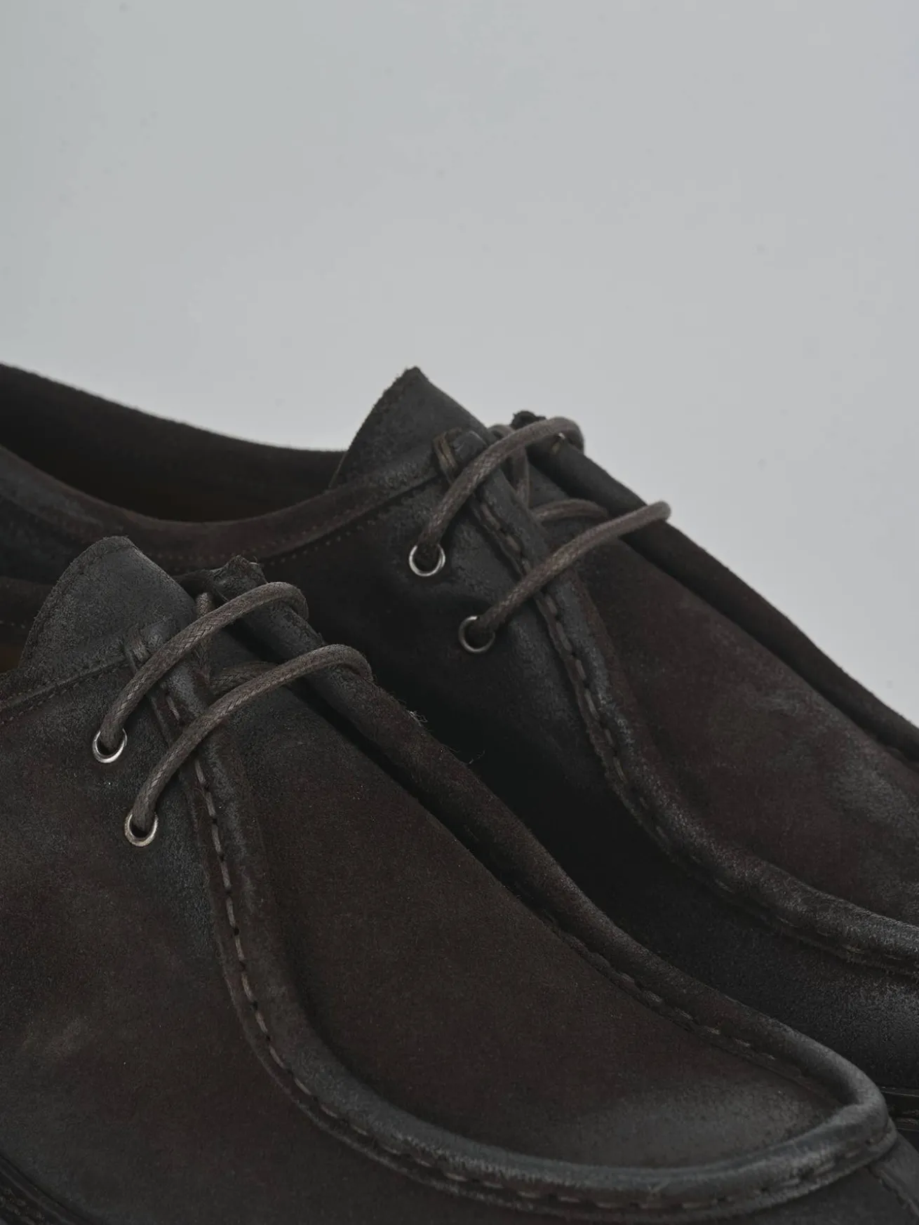 Stringate camoscio testa