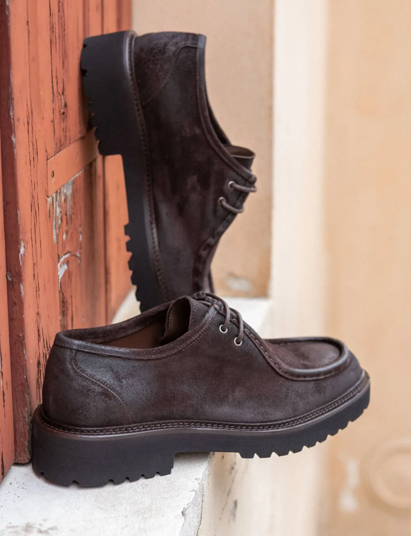 Stringate camoscio testa