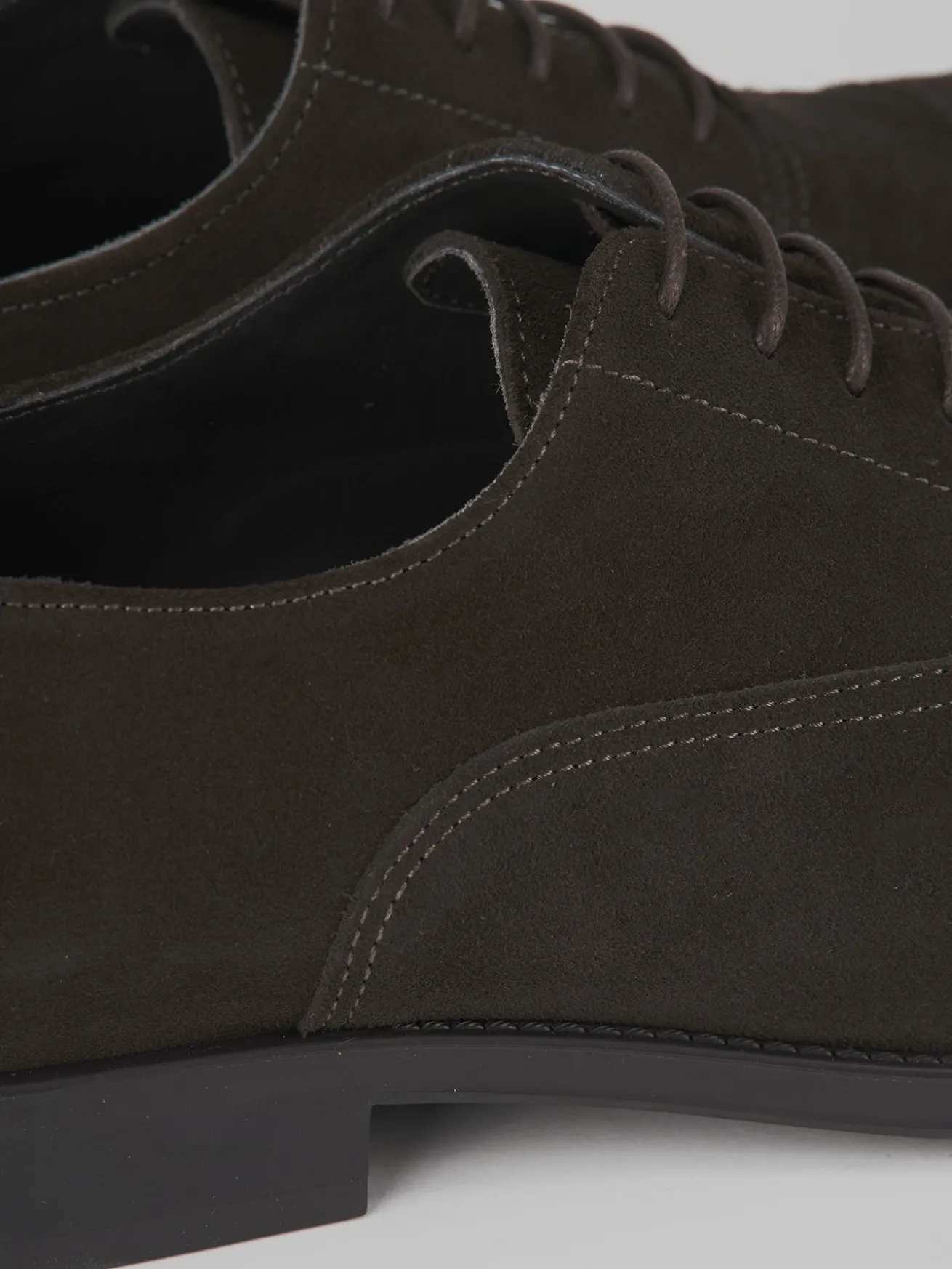 Stringate camoscio testa