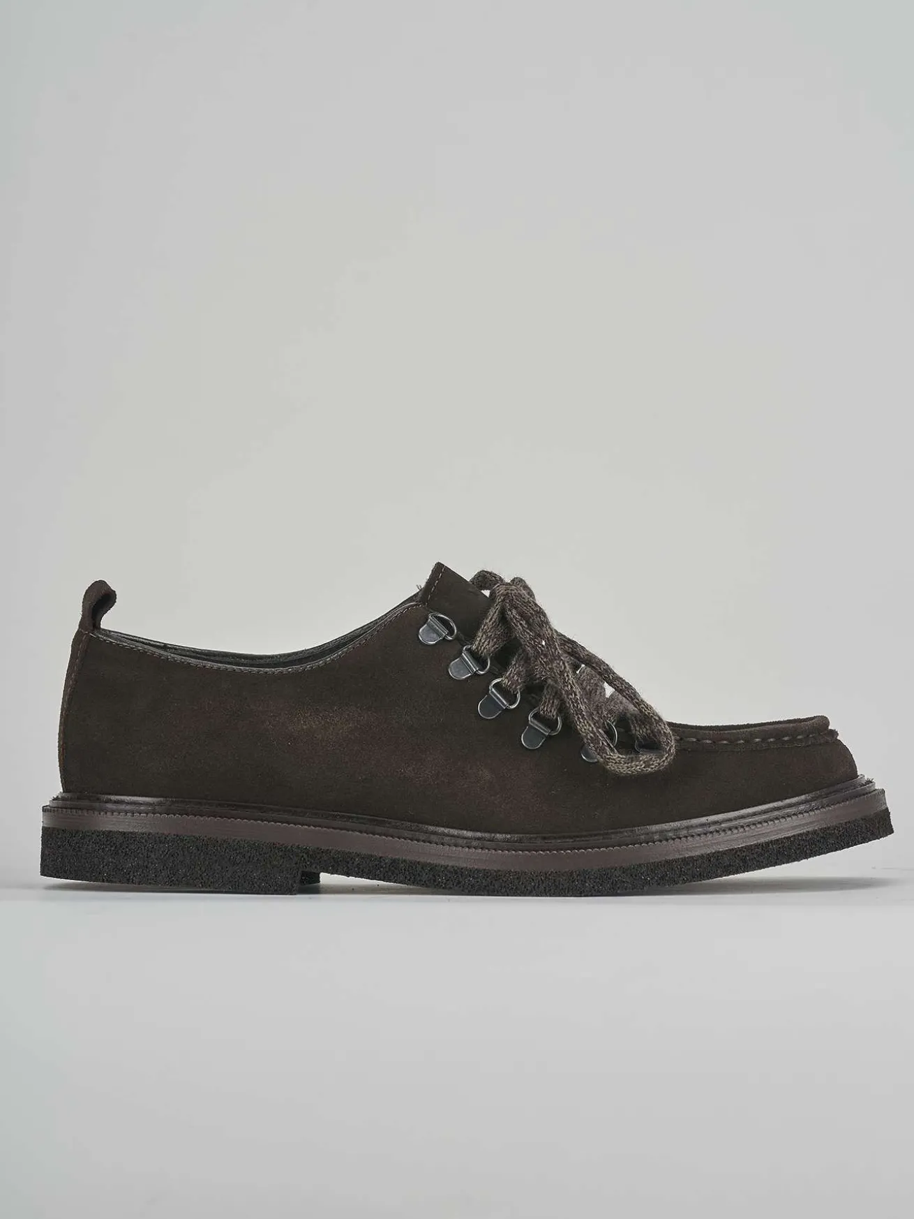 Stringate camoscio testa