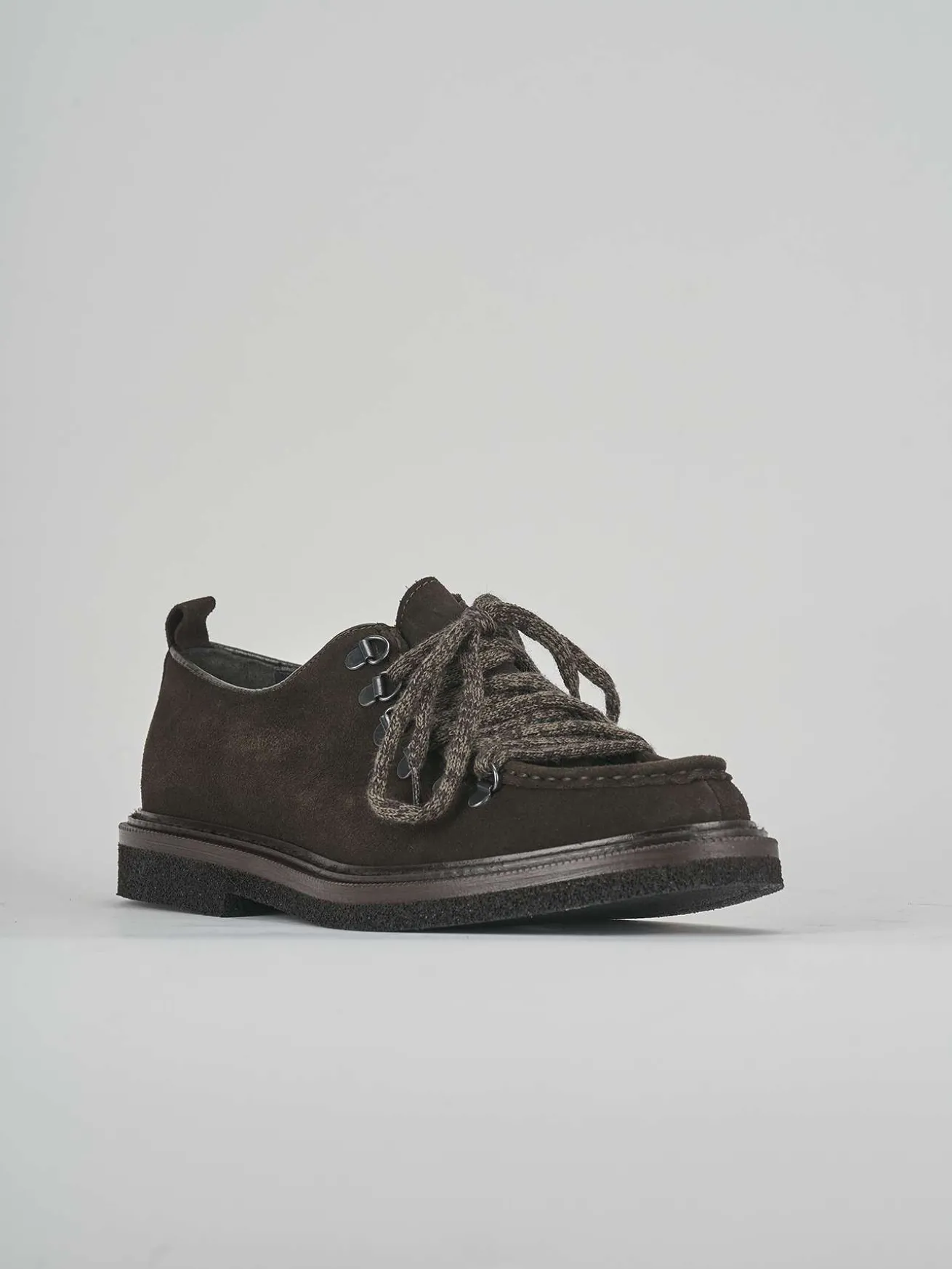 Stringate camoscio testa