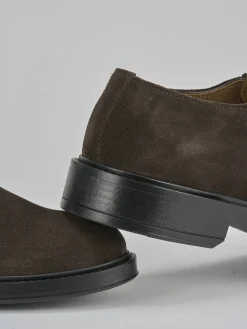 Stringate camoscio testa