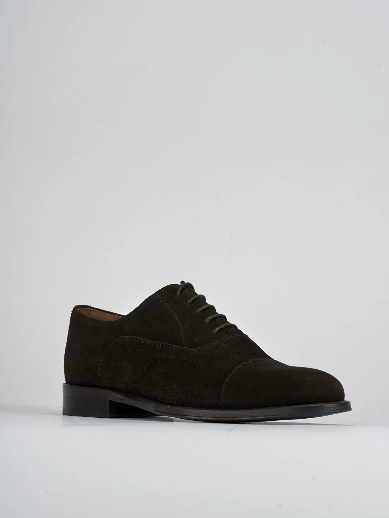 Stringate camoscio testa