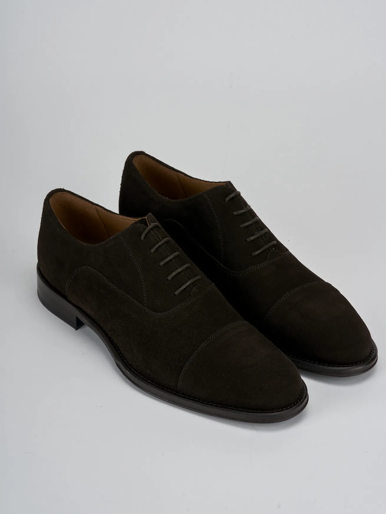 Stringate camoscio testa