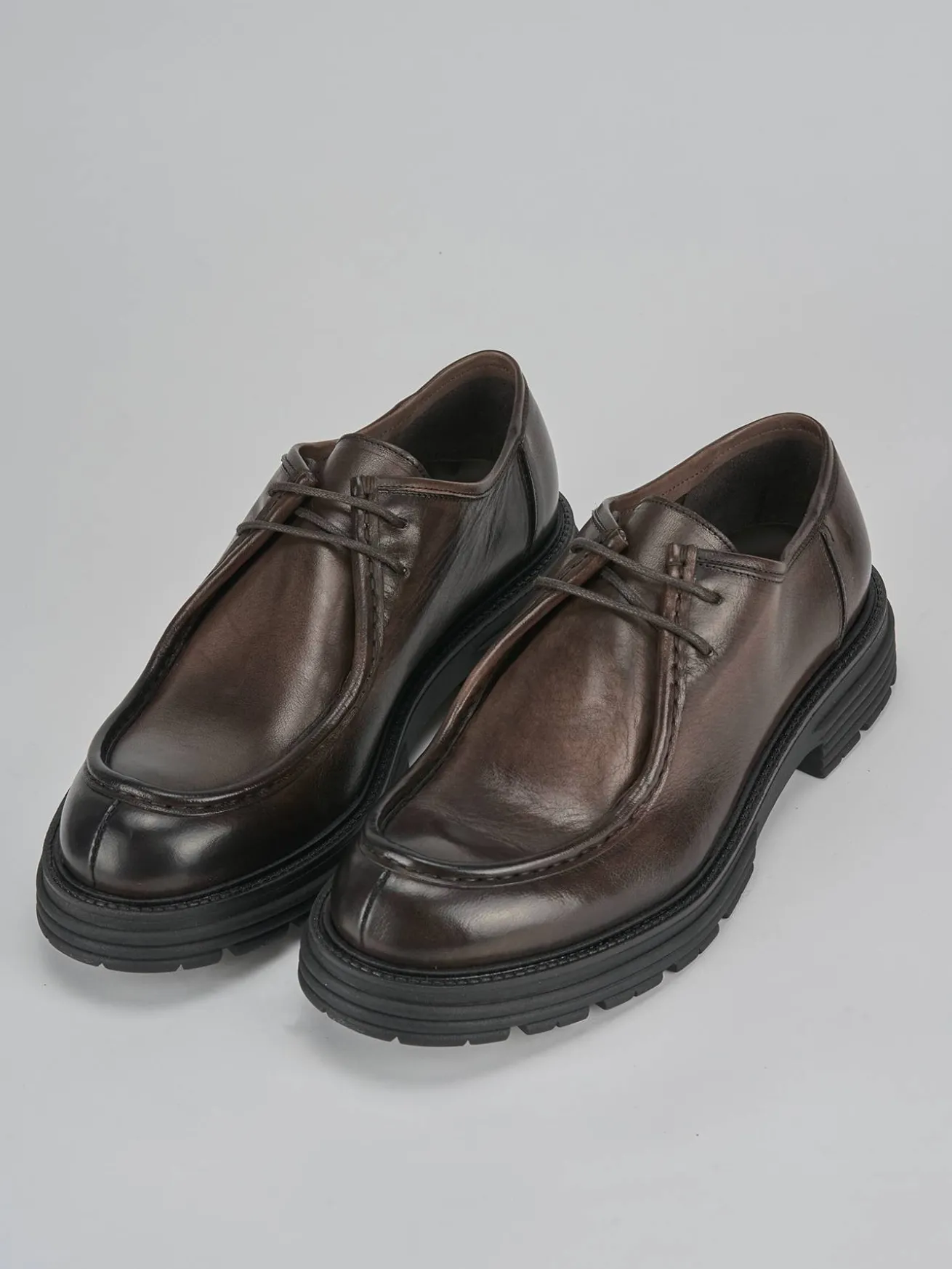 Stringate pelle testa