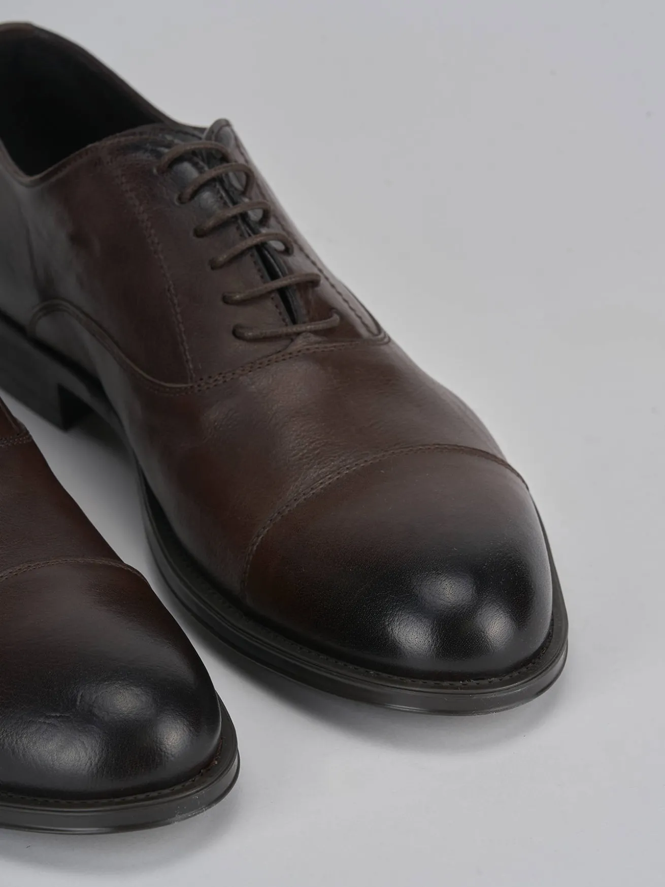 Stringate pelle testa