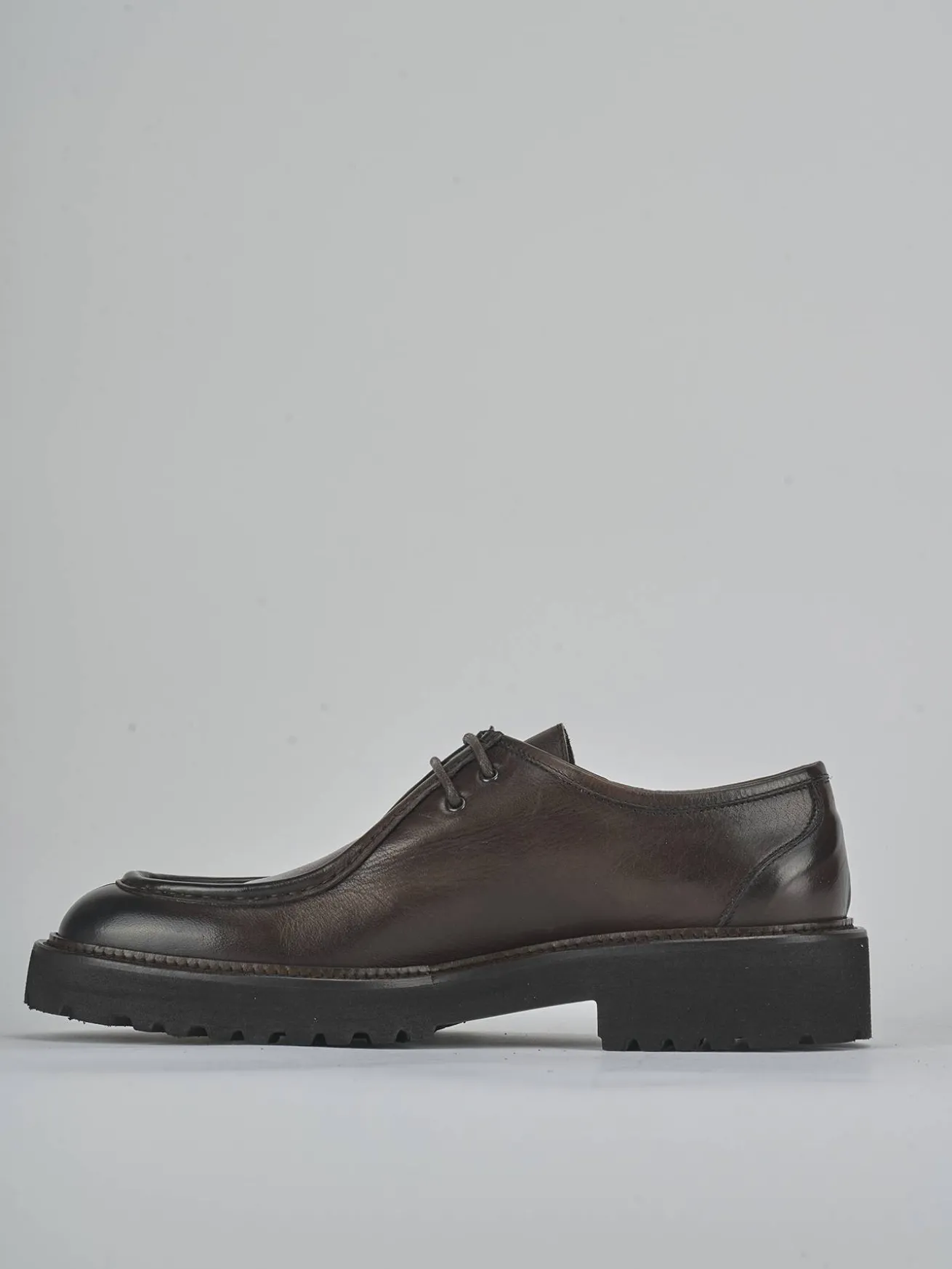 Stringate pelle testa