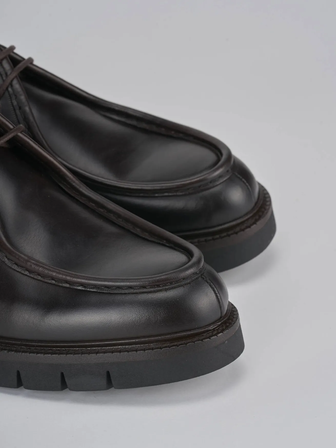 Stringate pelle testa