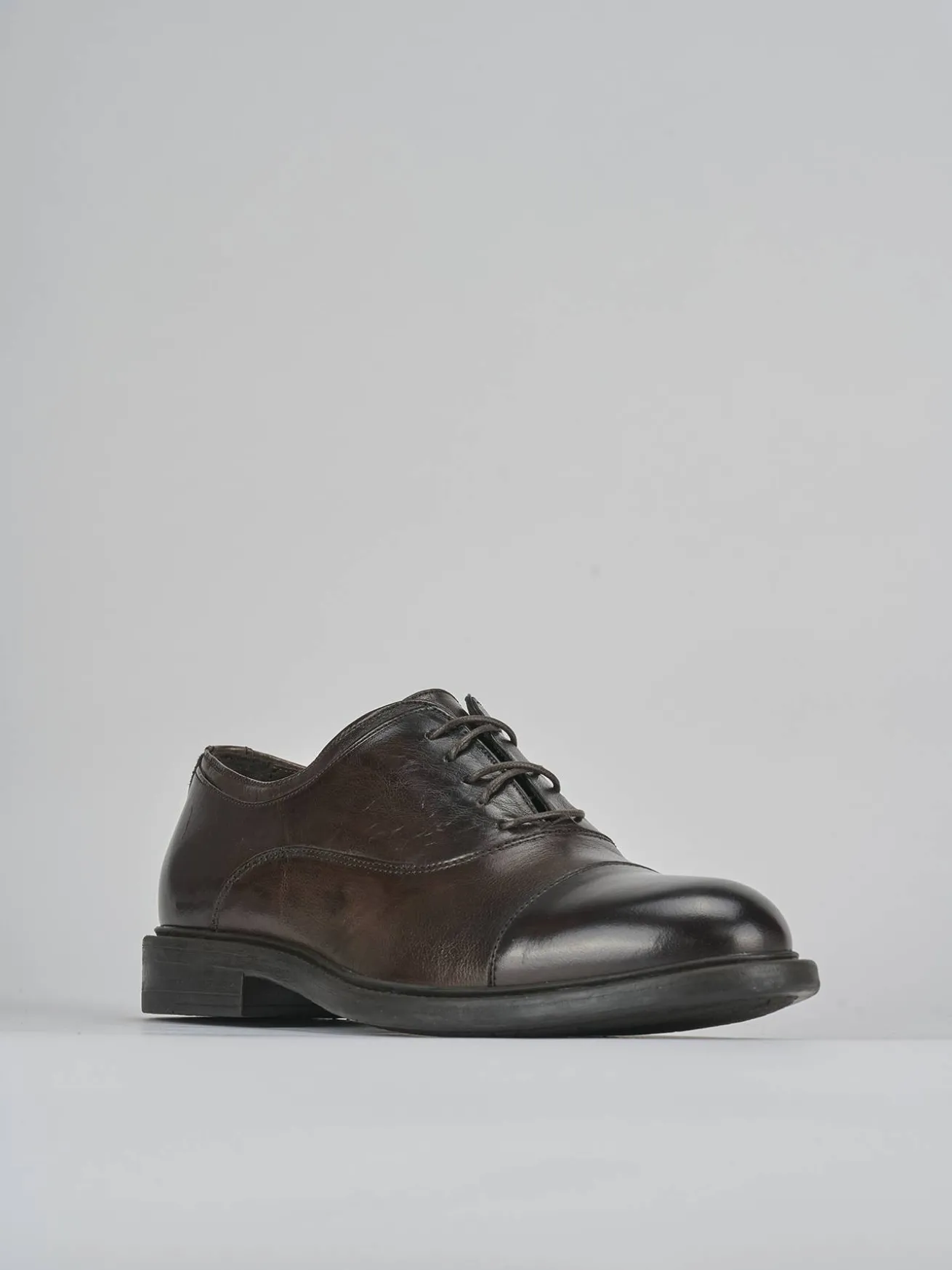 Stringate pelle testa